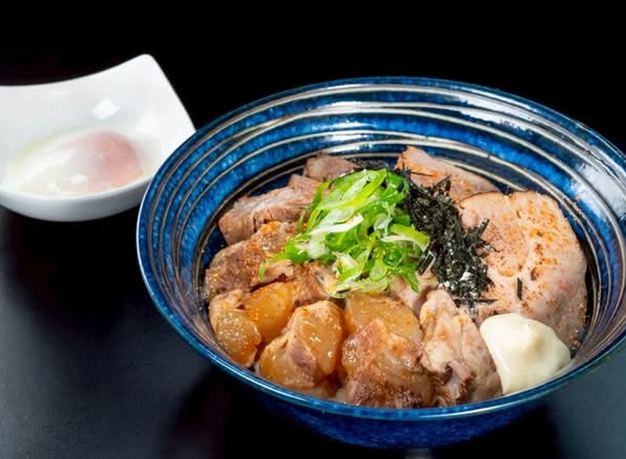 豚軟骨とチャーシューの温玉あいもり丼