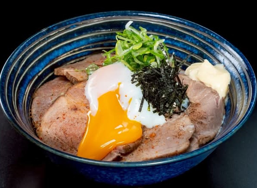 温玉乗せ炙りチャーシュー丼
